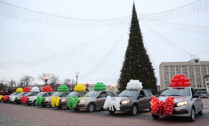 Grodno policlinics received 9 new “Lada grants”. Cars handed at the main Christmas tree of the city