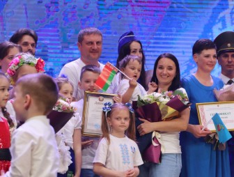 В Гродненской областной филармонии 13 мая выбрали «Семью года-2022» от Гродненской области. В числе конкурсантов – семья мостовчан Болтрукевичей.