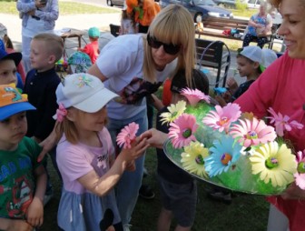 Мостовская районная библиотека подарила радость дошкольникам
