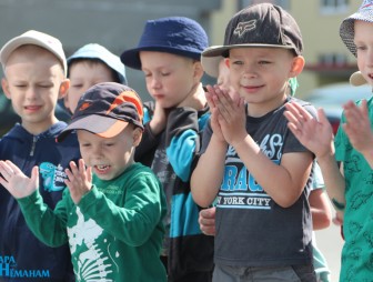 Мостовская районная библиотека подарила радость дошкольникам