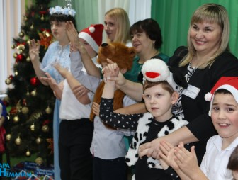 Александр Вольфович с подарками посетил Мостовский ЦКРОиР