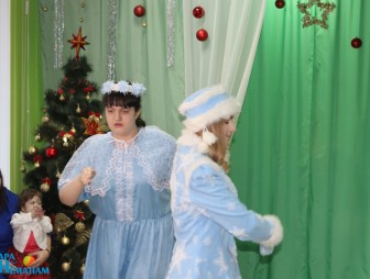 Александр Вольфович с подарками посетил Мостовский ЦКРОиР