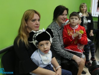 Александр Вольфович с подарками посетил Мостовский ЦКРОиР