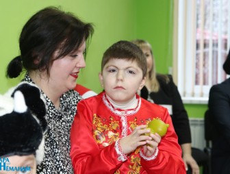 Александр Вольфович с подарками посетил Мостовский ЦКРОиР