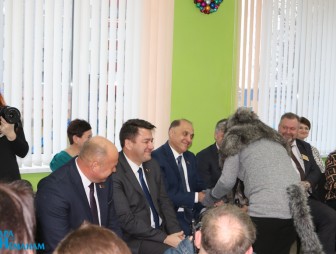 Александр Вольфович с подарками посетил Мостовский ЦКРОиР