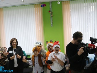 Александр Вольфович с подарками посетил Мостовский ЦКРОиР