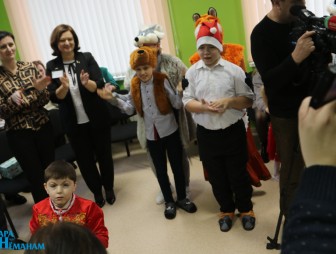 Александр Вольфович с подарками посетил Мостовский ЦКРОиР