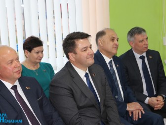 Александр Вольфович с подарками посетил Мостовский ЦКРОиР