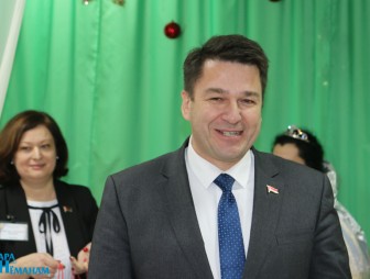 Александр Вольфович с подарками посетил Мостовский ЦКРОиР