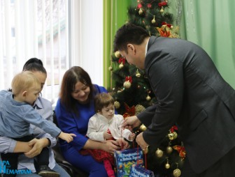 Александр Вольфович с подарками посетил Мостовский ЦКРОиР