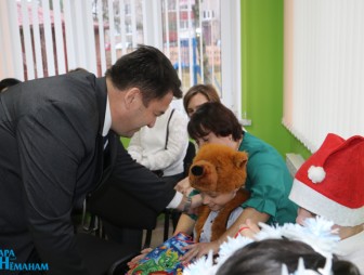 Александр Вольфович с подарками посетил Мостовский ЦКРОиР