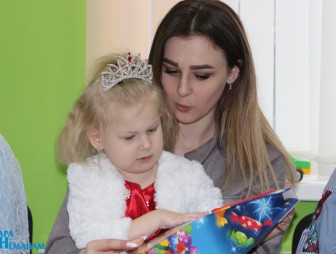 Александр Вольфович с подарками посетил Мостовский ЦКРОиР