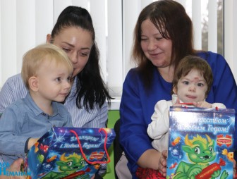 Александр Вольфович с подарками посетил Мостовский ЦКРОиР