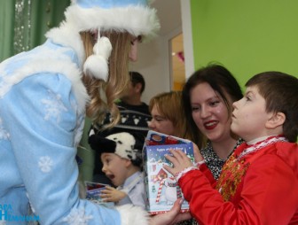 Александр Вольфович с подарками посетил Мостовский ЦКРОиР