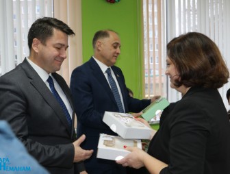 Александр Вольфович с подарками посетил Мостовский ЦКРОиР