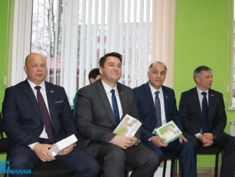 Александр Вольфович с подарками посетил Мостовский ЦКРОиР