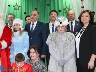 Александр Вольфович с подарками посетил Мостовский ЦКРОиР