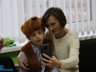 Александр Вольфович с подарками посетил Мостовский ЦКРОиР