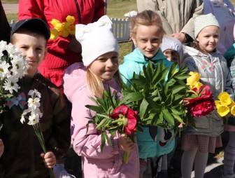 Районный автопробег, объединивший патриотов Мостовщины разных поколений, в этом году прошёл в рамках республиканской акции «Беларусь помнит. Помним каждого» и был посвящён 79-й годовщине Победы