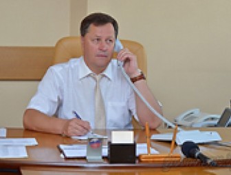 Прямую телефонную линию провел управляющий делами облисполкома Игорь Попов