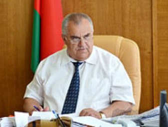 Субботнюю прямую линию с жителями области провел заместитель председателя облисполкома Владимир Дешко