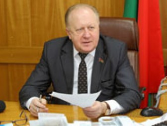 На вопросы жителей Гродненщины во время прямой телефонной линии ответил заместитель председателя облисполкома Виктор Лискович