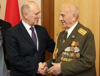 В Гродненском облисполкоме поздравили с 95-летием полковника в отставке Василия Коломийца
