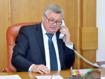 Прямую телефонную линию сегодня провел первый заместитель председателя облисполкома Иван Жук
