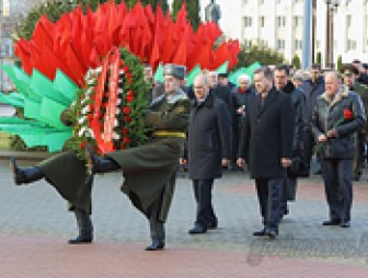 К памятнику павшим воинам и партизанам возложили венки и цветы