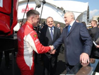 Лукашенко посетил Минский автомобильный завод