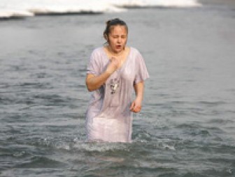 Даже женщины не побоялись крещенского мороза и ледяной воды