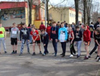 В Мостах у стадиона «Неман» прошёл весенний легкоатлетический кросс среди учреждений образования города и села.