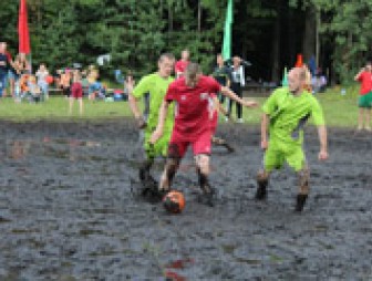 «Люди на болоте», или футбол в грязи