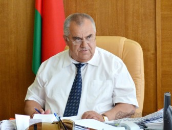 Прямую телефонную линию провел заместитель председателя облисполкома Владимир Дешко