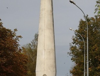 В Коложском парке обновляют 32-метровую стелу, установленную к 850-летнему юбилею Гродно