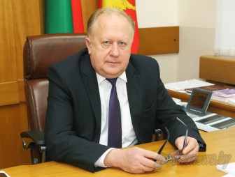 Прямую линию с жителями области провел заместитель председателя облисполкома Виктор Лискович