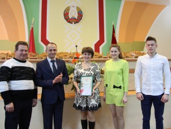 Председатель райисполкома Ю. Н. Валеватый подвёл итоги года и вручил награды
