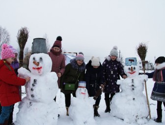 Десятки снежных скульптур слепили школьники Мостовщины