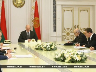 'Без бюрократии и крючкотворства' - Лукашенко поручил решить проблемы с передачей предприятий в доверительное управление