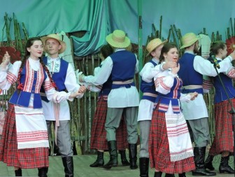 Танцы в режиме нон-стоп: на Августовском канале прошел фестиваль «Квецень у стылі этна»