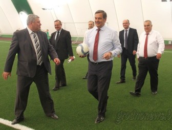 Заместитель премьер-министра Республики Беларусь Анатолий Калинин посетил футбольный манеж в гродненском лесопарке Пышки
