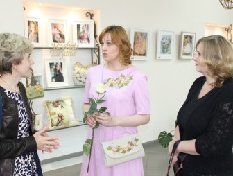 В выставочном зале Мостовского районного центра ремёсел открылась персональная выставка Татьяны Войшнис «Шелковая живопись»