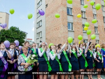 Последний звонок для выпускников 9-х и 11-х классов прозвенит сегодня в школах Беларуси