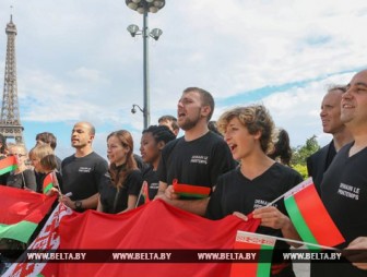 Белорусский гимн исполнили у Эйфелевой башни в Париже в преддверии Дня Независимости