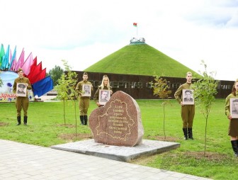 На Кургане Славы в Гродно торжественно откроют аллею, высаженную в память о комсомольцах, которые погибли в годы Великой Отечественной войны