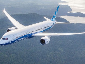 Гигантский Boeing нарисовал в небе свой 'портрет'