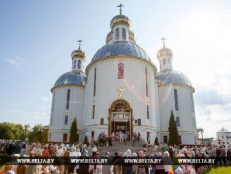 Православные верующие празднуют Преображение Господне