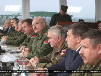 Лукашенко наблюдает за ходом учения 'Запад-2017' на полигоне Борисовский