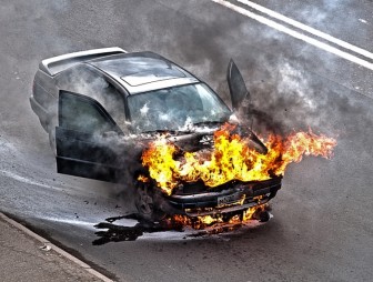 Что делать, если загорелся   автомобиль?