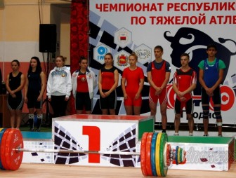 Кто сильнее? Выясняют молодые белорусские тяжелоатлеты на чемпионате в Гродно